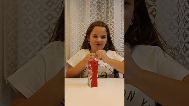 Ксюша тестирует клубничные коктейли смотреть онлайн