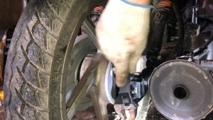 Bajaj Boxer BM150 как натянуть и отрегулировать цепь на мотоцикле