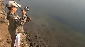 РЕБЕНОК ЛОВИТ ЖЕРЕХА НА СПИННИНГ