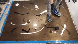 Один из способов простейшего нанесения эпоксидной смолы. Оригинальный пол своими руками. Набор №16.