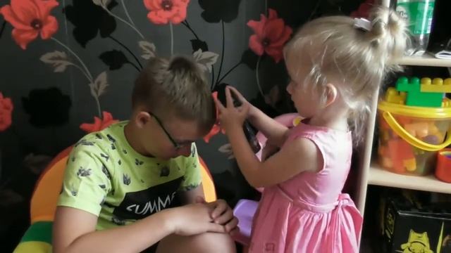 ?КАТЯ ПАРИКМАХЕР ?КАТЯ ДЕЛАЕТ ПРИЧЕСКУ САШЕ? смотреть онлайн