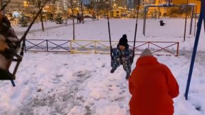 Вечерняя прогулка с детьми. Качели на детской площадке