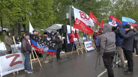 Живущие в России этнические немцы отметили День Победы перед посольством Германии