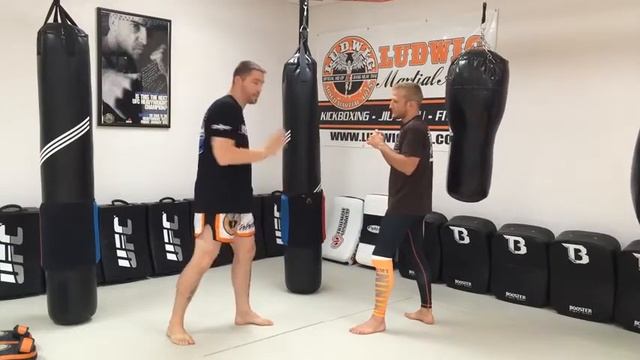 Ти Джей Диллашоу: Удар коленом задней ноги смотреть онлайн