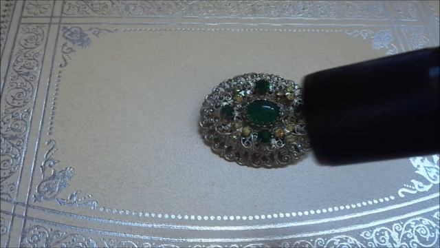 Яркая зелень в винтажных украшениях. Прекрасная покупка, сделанная до карантина. смотреть онлайн