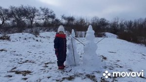 катаемся с доченькой на санках с горки, и лепим снеговика