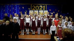 Мама-первое слово-песню исполняет сводный хор начальной школы