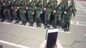 Ржач. Солдаты на присяге пели и шагали, как могли  :)))