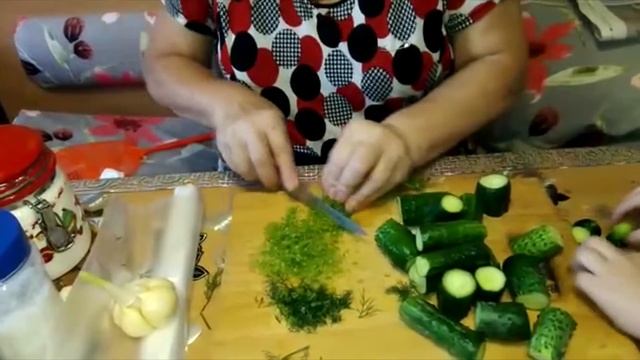 Как быстро приготовить хрустящие малосольные огурцы в пакете с чесноком и зеленью