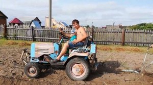 Копаем картошку трактором КМЗ 010  и конным плугом  6 .09. 2018 г.