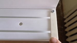 Потолочный карниз. Самодельный фиксатор крючков-прищепок.