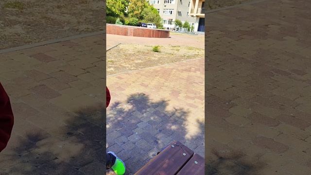 как с помощью одного жеста приучить к чистоте #ребенок #ребенокнеслушается #дети #банан #мусорка
