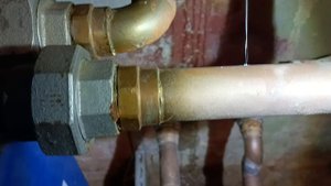 Электрохимическая коррозия на медной трубе.