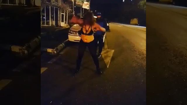 дама танцует в Сочи смотреть онлайн