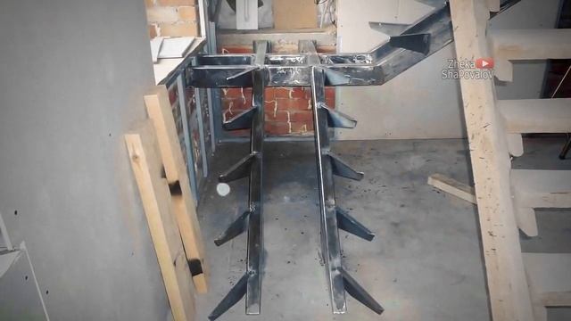 Сборка лестницы на второй этаж с металлическим каркасом и деревянными ступенями