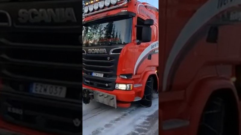 Викинг Scania R560 V8 приехал для эвакуации грузовика из кювета на ледяной дороге в Швеции!