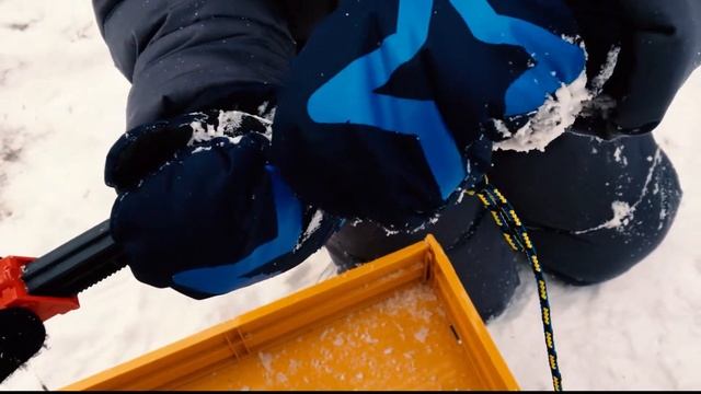 Мальчик на тракторе чистит снег. смотреть онлайн