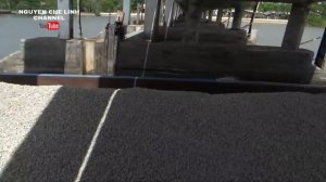 Ghe gỗ va vào mũi sà lan lớn rất nguy hiểm tại cống ngăn mặn