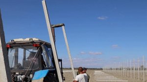 Установка столбов с помощью столбостава гидравлического закрпелнном на тракторе BELARUS-82.1