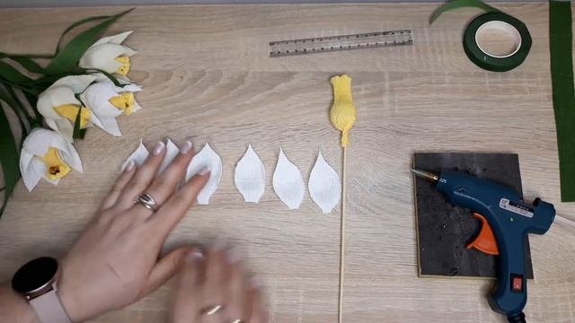 Простой способ сделать/НАРЦИССЫ/ из гофрированной бумаги/DIY/БУКЕТ ИЗ КОНФЕТ/своими руками/
