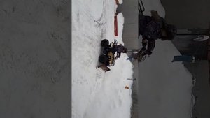 Квадрик с отвалом чистит снег