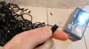 Уличная гирлянда и Вода.