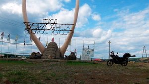 На полюс холода город Верхоянск,еду на мопеде. обзор улиц