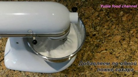 Бисквитный торт с безе и орехами.