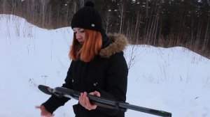 Девушки пробуют стрелять из ружья и пистолета