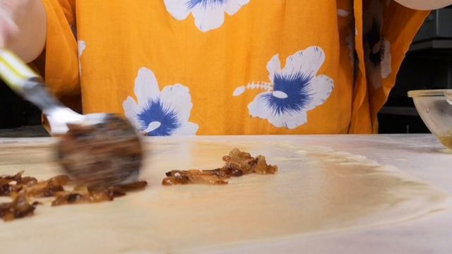 Слоеная лепешка с луком