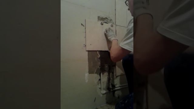 Как спрятать трубы под плитку в ванной?