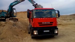 Погрузка песка в карьере