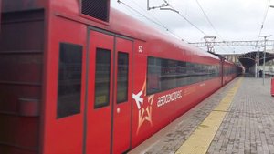 Электропоезд ЭД4МКМ-АЭРО-0004 отправляется с Павелецкого вокзала