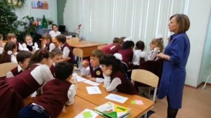 Видеофрагмент урока  по окружающему миру в 1-м классе  по теме «Откуда в снежках грязь?» (опыт)