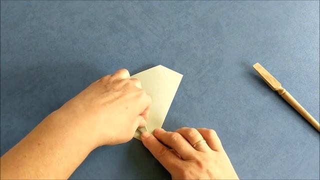 Милая летучая мышь оригами из бумаги.  Поделка на Хэллоуин. Cute origami paper bat.  Halloween craf
