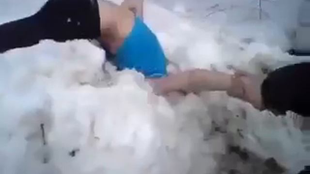 Неудачно сиганул в сугроб смотреть онлайн