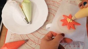 МЕРЕНГИ К 8 МАРТА, ЦВЕТЫ ИЗ БЕЗЕ/ДЛЯ ТОРТОВ, ДЕСЕРТОВ// И УДИВИТ БУКЕТ ИЗ ЦВЕТОВ МЕРЕНГИ.