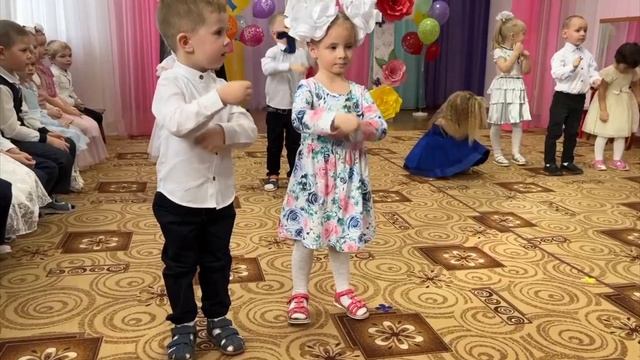 младшая группа. танец "каблучок"