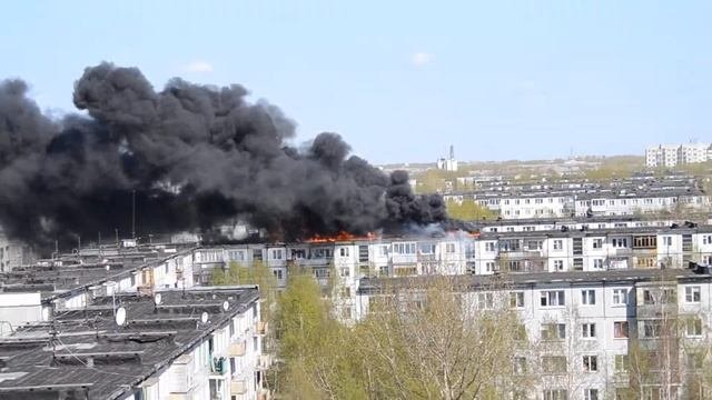 Горит крыша крыша пятиэтажки в Северодвинске (Трухинова 2)