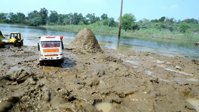 Машинки ездят по берегу и месят грязь смотреть онлайн