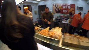 УЛИЧНАЯ ЕДА В КИТАЕ / ЧТО ЕДЯТ КИТАЙЦЫ???