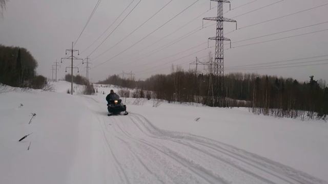 Сын управляет снегоходом смотреть онлайн