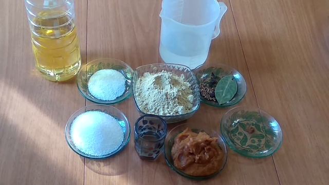 Два вида горчицы. На рассоле и с яблочным пюре.