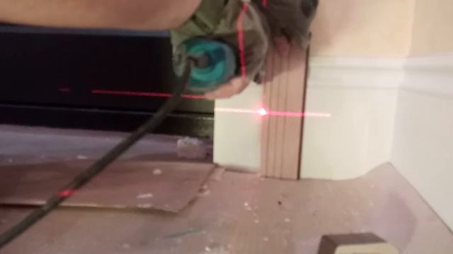 Подрезка больших плинтусов с помощью мультитула под наличник. смотреть онлайн