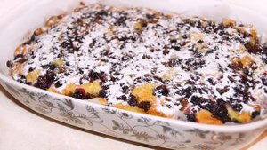 Пирог на молоке с ягодами