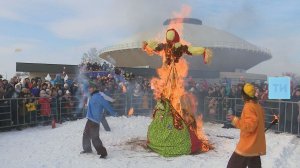 На площади Тысячелетия казанцы сожгли чучело Масленицы и попрощались с зимой