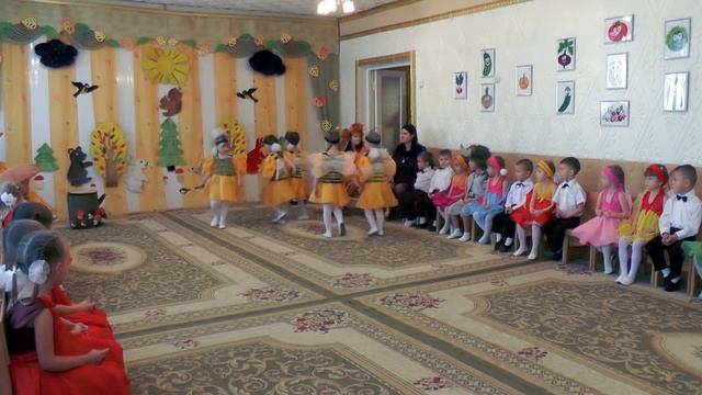 Танец пчёлок в детском саду "Росинка".Муз.рук.Максюта Г. В.Средняя группа.2015 г. смотреть онлайн