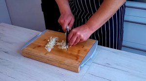 Как приготовить МЕДАЛЬОНЫ ИЗ СВИНИНЫ с соусом В БЕКОНЕ на кухне дилетанта