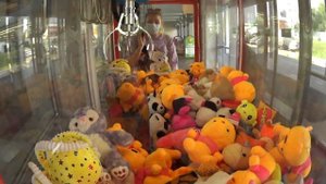 ЛАЙФХАК КАК ДОСТАТЬ ИГРУШКУ ИЗ АППАРАТА ХВАТАЙКА? ЧЕЛЛЕНДЖ ДОСТАТЬ ИГРУШКУ ?Выиграла МНОГО игрушЕк