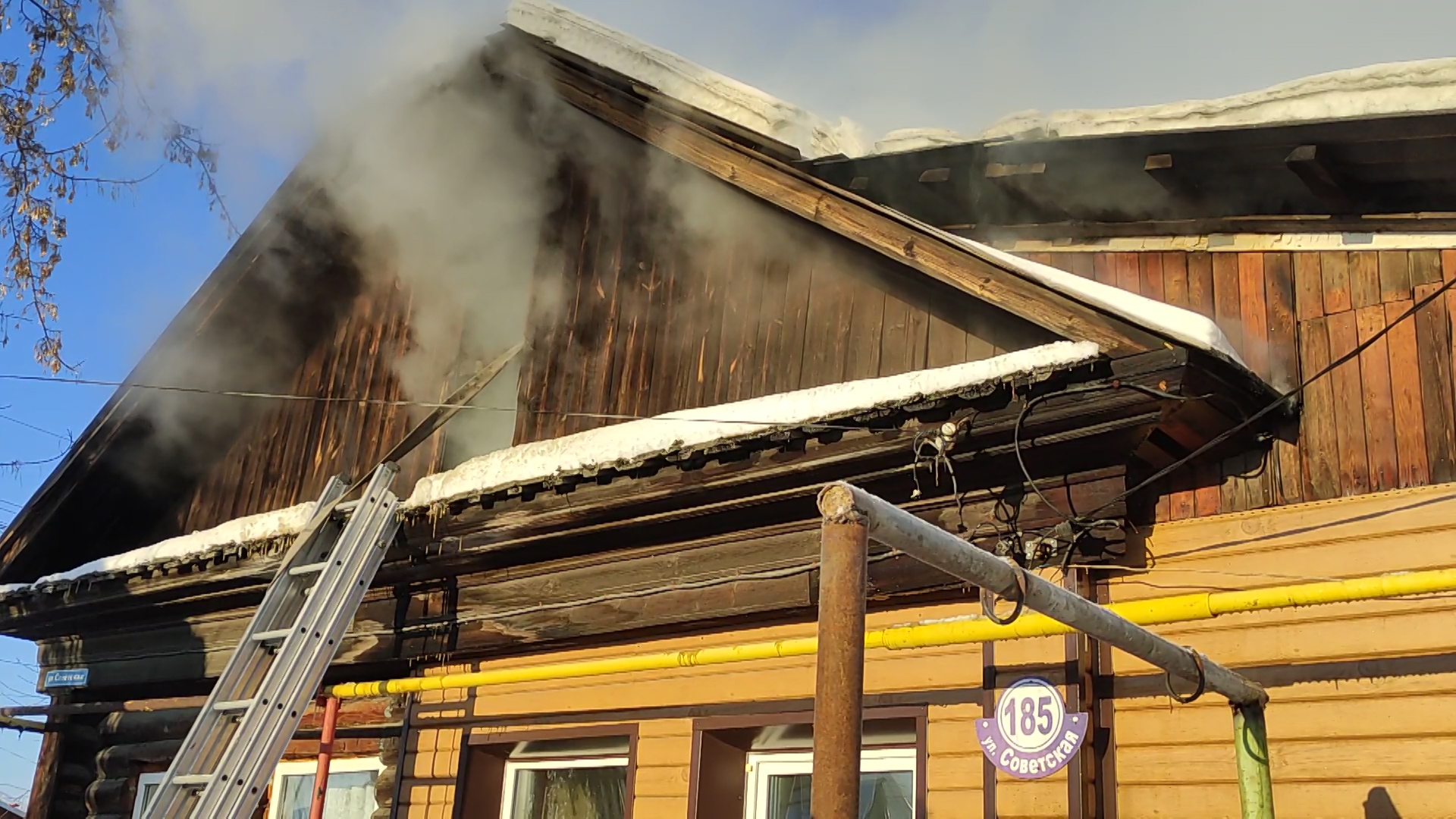 Происшествие: Пожар в Шадринске по ул. Советская, 185 (2021-12-28)